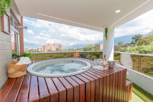 Escapada de Lujo, Apartamento con Jacuzzi Privado y Vista Panorámica a la Ciudad