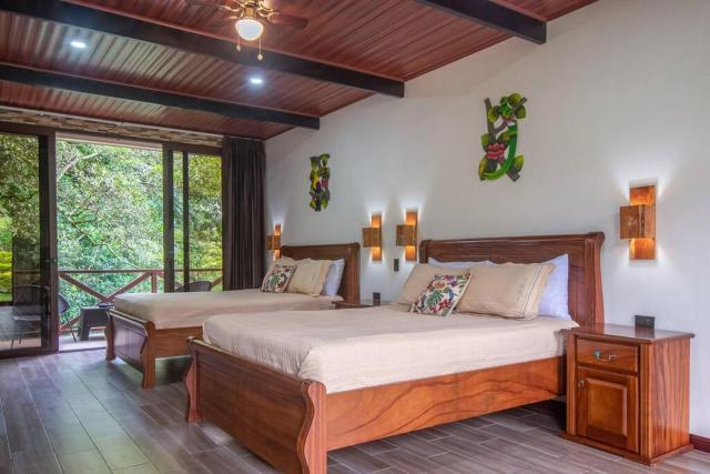 CABAÑAS REFUGIO VERDE MONTEVERDE , SUITE QUETZAL, beautiful and full equipment first floor suite with mountain view balcony