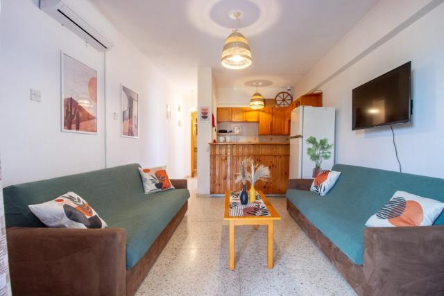 5-min to the beach, 1-bed apt