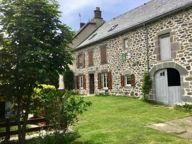 Maison Authentique avec Cour Privée, Cheminée et Activités Nature en Auvergne - FR-1-742-157