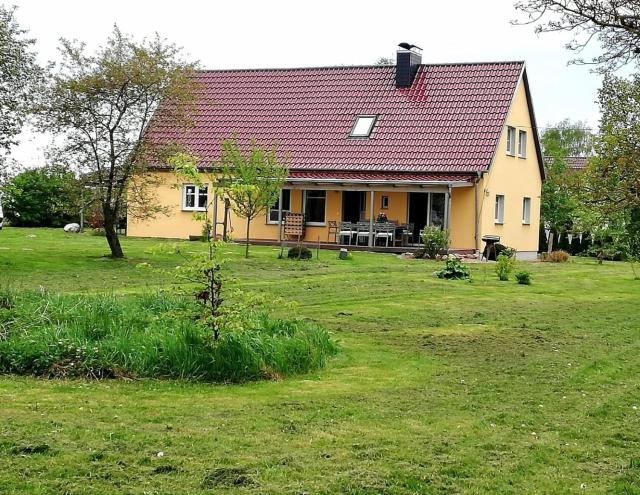 Ostseenahes Ferienhaus mit 3 Schlafzimmern und großem Naturgarten