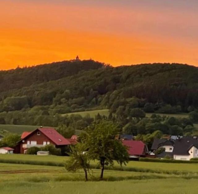 Ferienwohnung Leuchtbergblick mit Terrasse und PKW Stellplatz