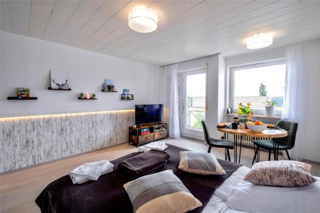 Auszeit Apartment BLACK FOREST NATURE mit beheiztem Indoor-Pool und Sauna - Sonnenbalkon mit Blick ins Grüne, schnelles Internet, Nähe Triberger Wasserfälle, für bis zu 2 Personen