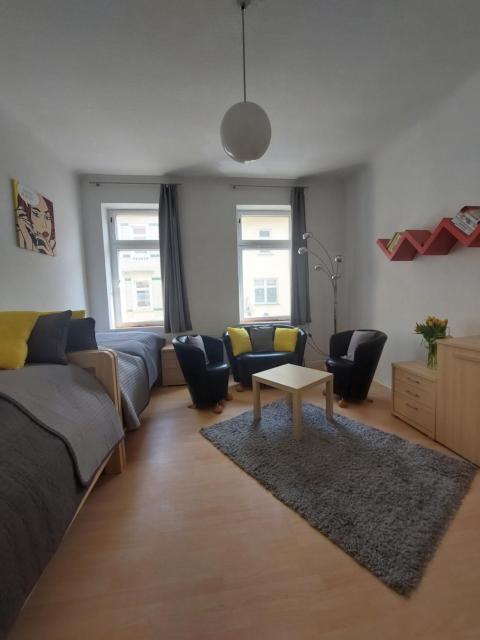 Schöne Zwei-Zimmer-Wohnung "W2" mit 4 Einzelbetten und WLAN in Zwenkau bei Leipzig im Neuseenland