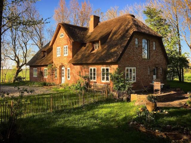 Dachgeschosswohnung Warft Simmerdeis in Reetdachhaus mit parkähnlichem Garten