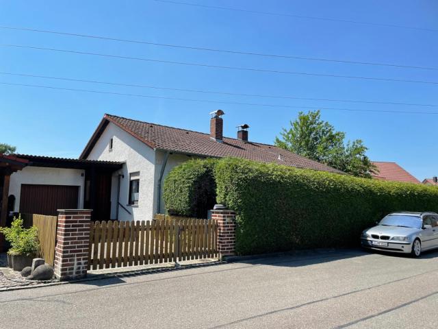 Bungalow mit großem Garten uneinsehbar und Stellplatz