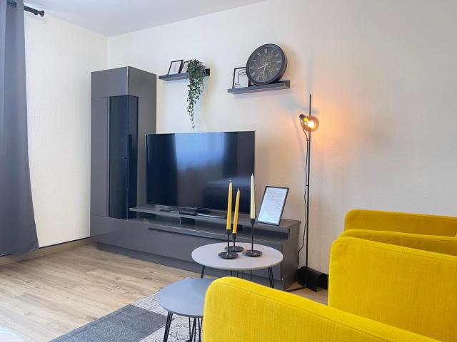 Black&Yellow Designer Apartment Bielefeld