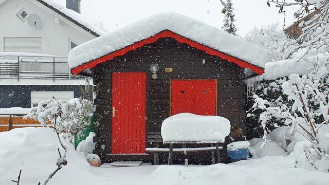 Kleine Holzhütte im Garten