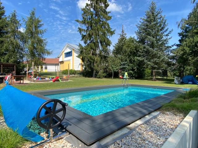 helle Ferienwohnung in Architektenhaus mit Garten und Pool