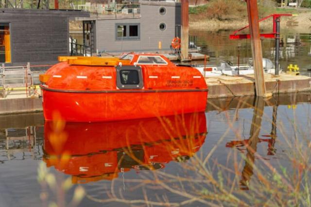 Ausgebautes Freifallrettungsboot KNUTSCHKUGEL