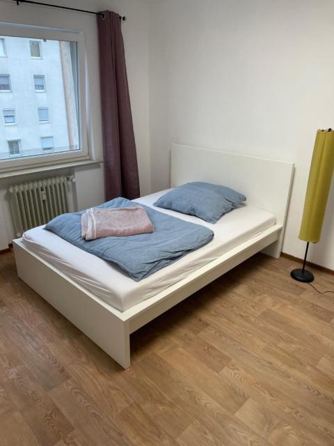 Helles Zimmer in Wohnung mit Balkon