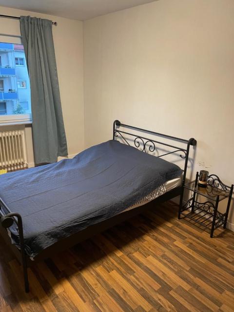 Graues Zimmer in Wohnung mit Balkon