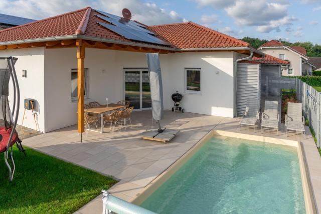 Privater Neubau Bungalow mit beheiztem Pool