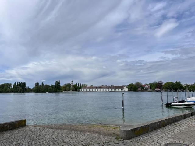 seeglueck RHEINPARADIES - Geräumige Ferienwohnung mit Wasserblick Balkon Parkplatz und Zentrumsnähe am Rheinufer in Konstanz