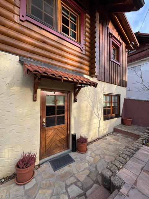 Buntes Nest im Holzhaus