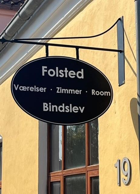 Folsted - Værelse 104 med eget badeværelse og fri parkering