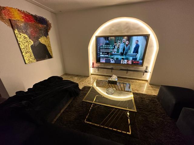 Modern 1-Bedroom apartment in Zamalek visits allowed