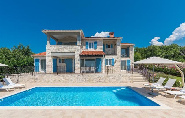 5 Star Luxury Villa with heated pool