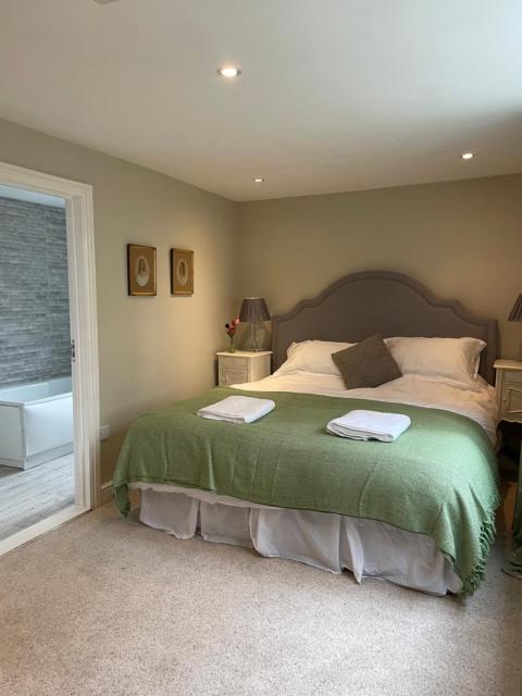 Two Ensuite Bedroom Cottage Froyle