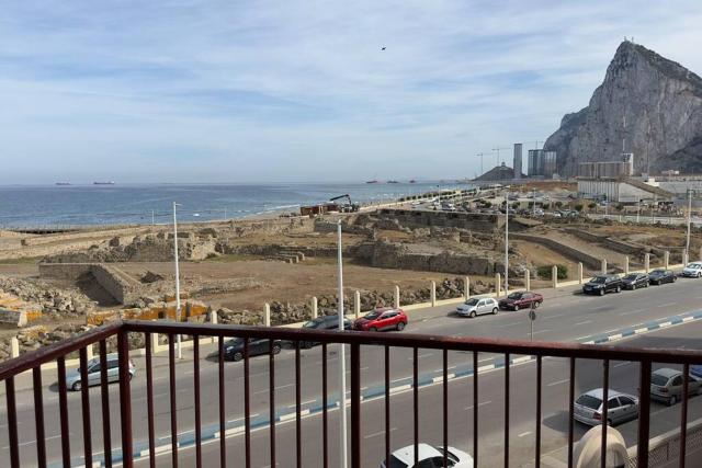 Primera línea de playa y Gibraltar a 5 minutos