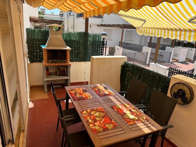 Casa adosada con piscina y dos terrazas