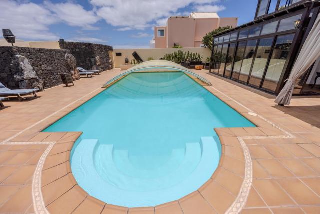 Luxury Canarian villa with large pool in Costa Teguise