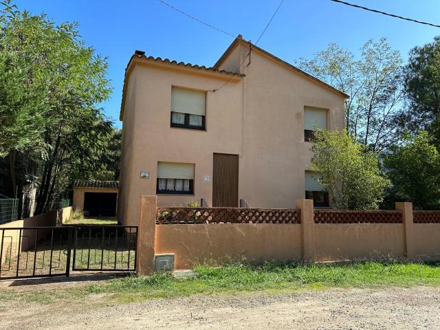 Casa Trianó entre montañas, río y cielo de estrellas