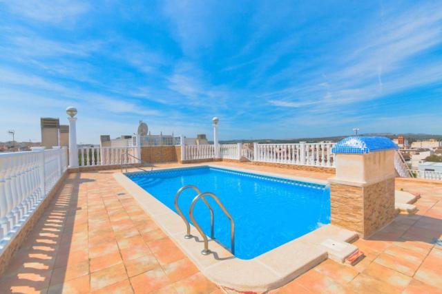 2-Bed Apartment with rooftop pool