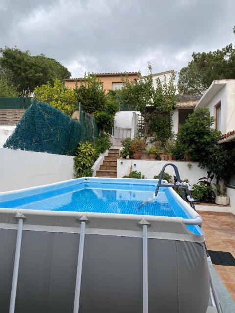 Casa con terraza, piscina y zona barbacoa