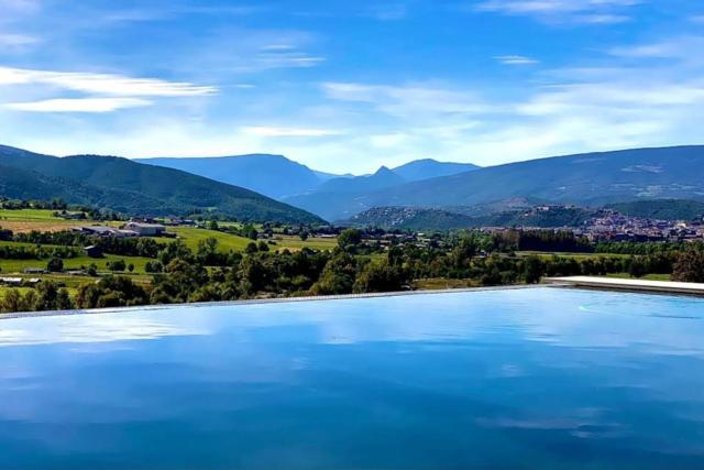 Infinity Pool & Vineyard Villa near Andorra