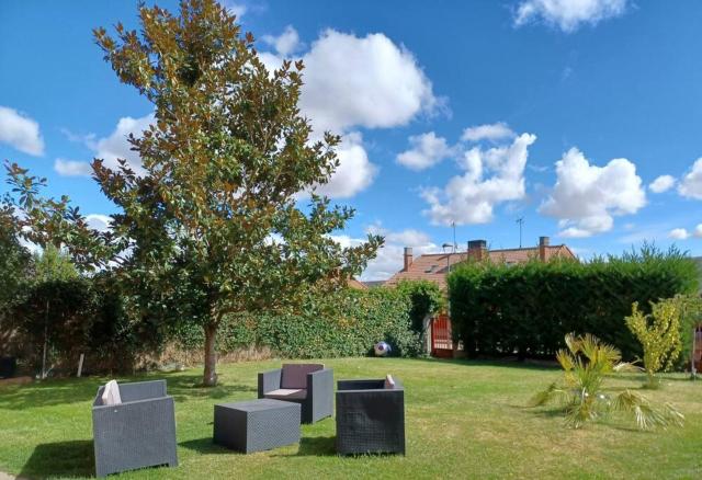 Bajo con jardín y chimenea