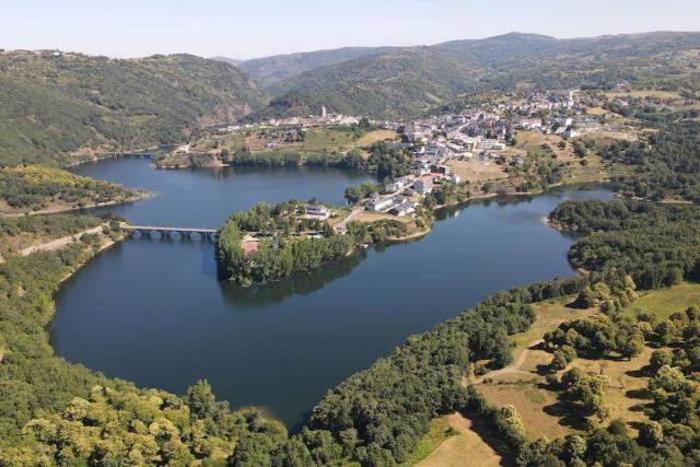 PISO en Viana do Bolo con vistas al lago desde todas las habitaciones