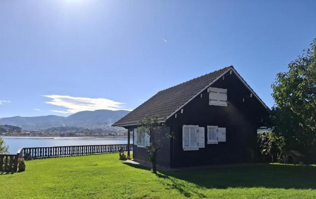 Casa de madera sobre el mar