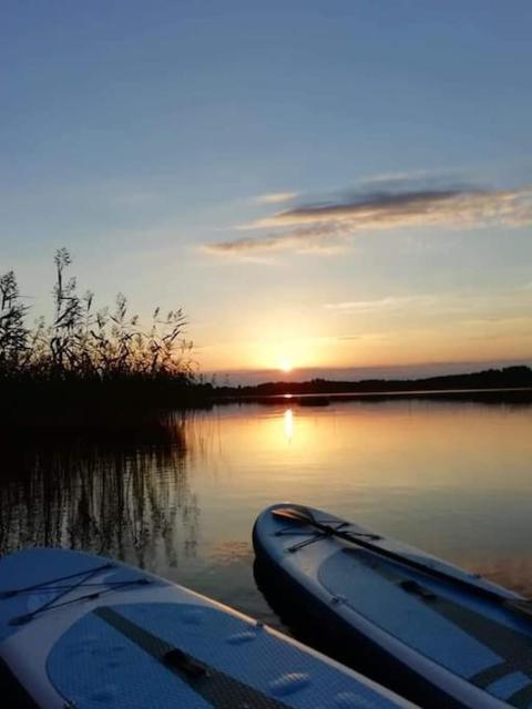 Viihtyisä mökki järven rannalla