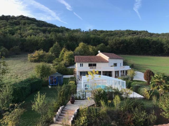 Trois gîtes ensemble dans le même immeuble devant la piscine avec terrasses offrant une vue magnifique, dont une couverte au niveau de la piscine et vue sur la vallée à l'étage