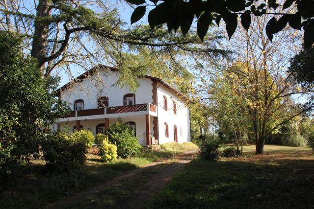 maison de campagne avec grand lac et park arboré