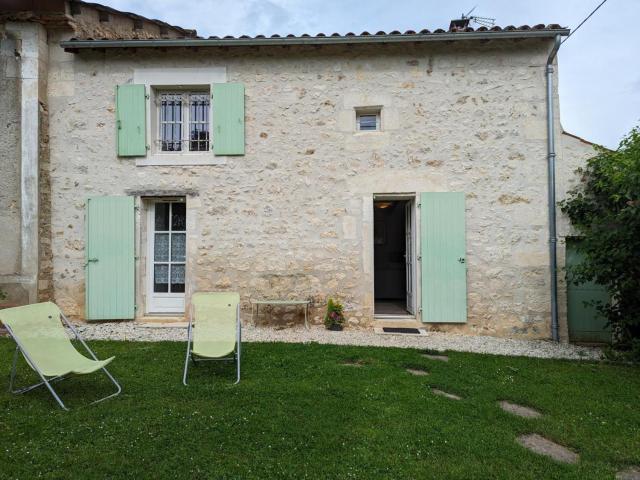 Maison de Charme avec Jardin, Proche La Rochefoucauld, Wifi, Ping-Pong, et Equipement Bébé - FR-1-653-35