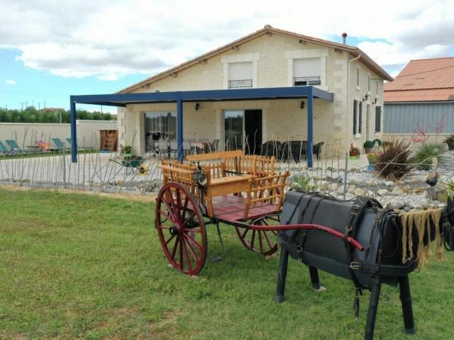 Gîte Charentais avec piscine, terrasse, et pêche - confort moderne et charme rural - FR-1-653-87