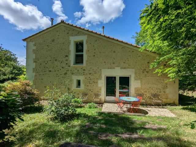 Gîte spacieux avec jardin privatif, animaux, accès PMR, pêche, randonnées et équipements bébé inclus - FR-1-653-191