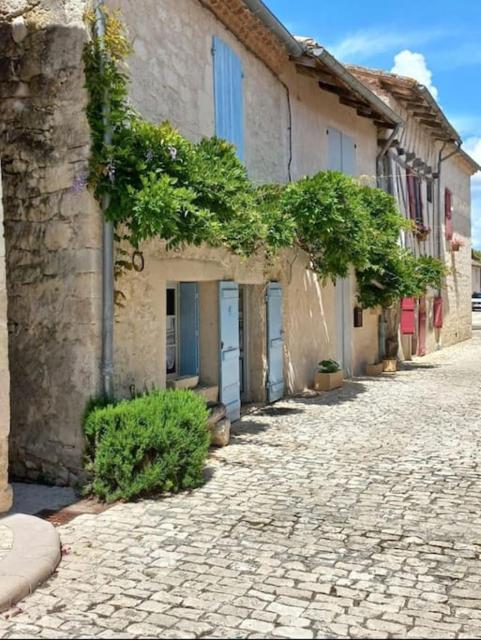 Maison dans la magnifique village de Montjoi