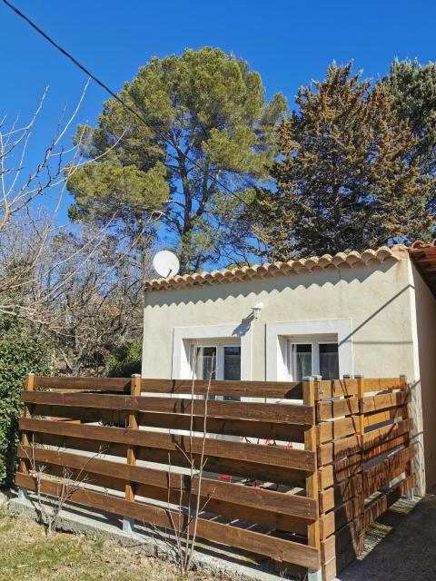 Studio indépendant à 2 minutes du golf du Luberon