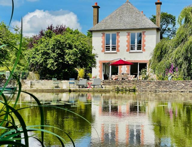 Le Moulin de Bury, Maison de campagne au bord de la rivière à 13 kms au Sud de Rennes