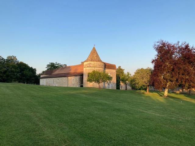 Château de caractère avec piscine au cœur du Périgord vert