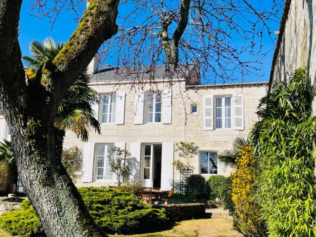 Maison de charme de 280m2 avec piscine chauffée …