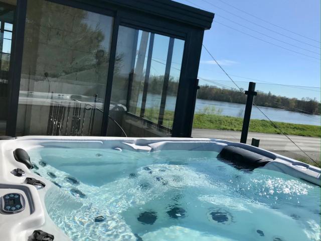 Jacuzzi et Vue sur Loire - Maison d'hôtes L'Odyssée