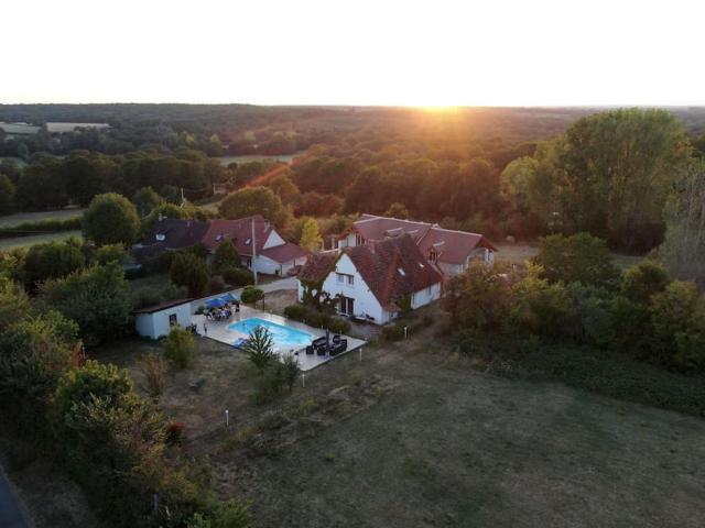 Hameau entier: piscine et discothèque privatives !