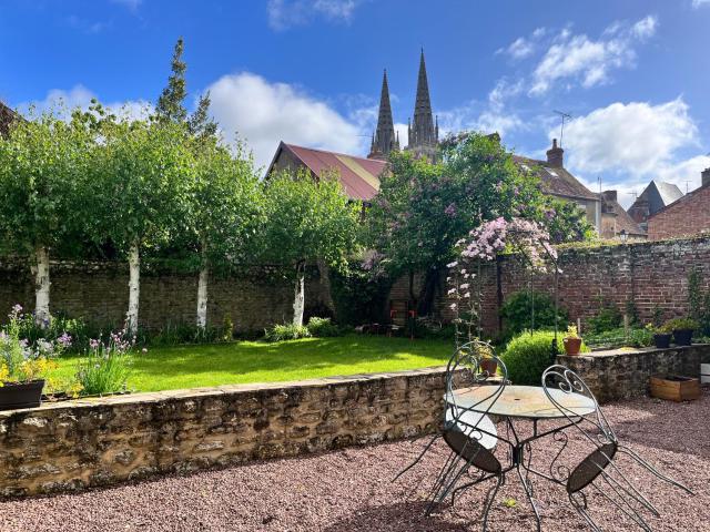 Maison chaleureuse avec jardin et garage