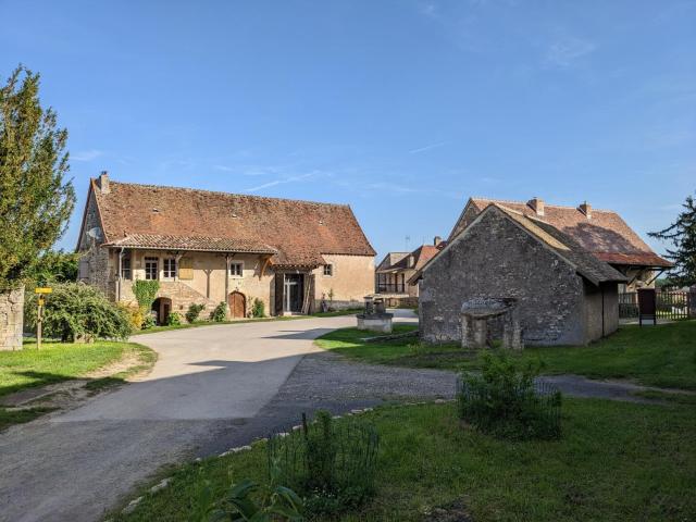 La Grange de la Porterie - Magnificent House and Barn Conversion in Historic village