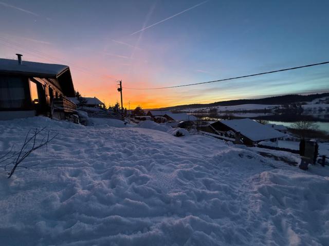 Chalet Charmant rénové au bord du Lac St Point