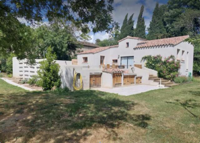 Lodge with private pool surrounded by vineyards